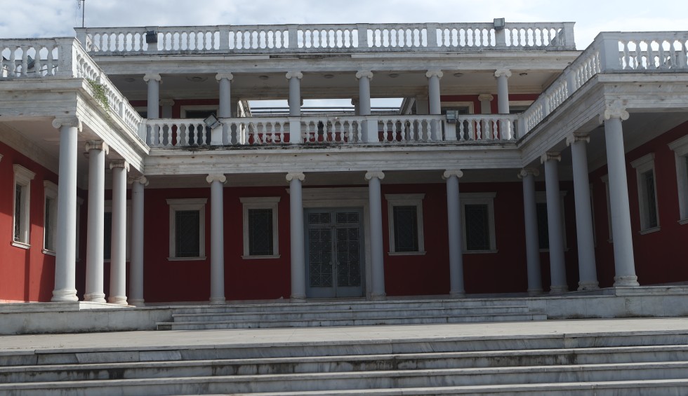 A generic square placeholder image with rounded corners in a figure.