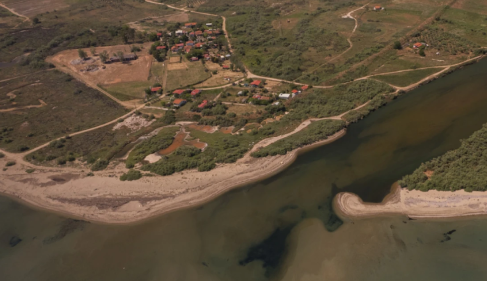 A generic square placeholder image with rounded corners in a figure.