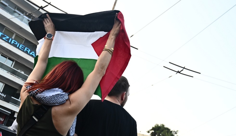 A generic square placeholder image with rounded corners in a figure.