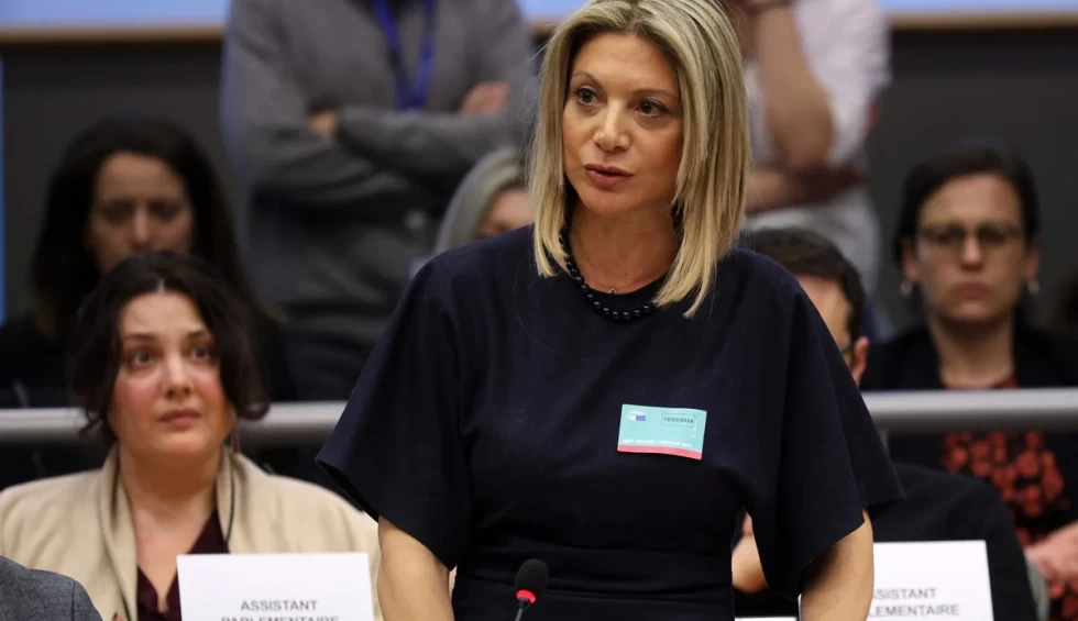 Καρυστιανού κατά Τζιτζικώστα: «Δεν απάντησε, απαξίωσε τη διαδικασία»