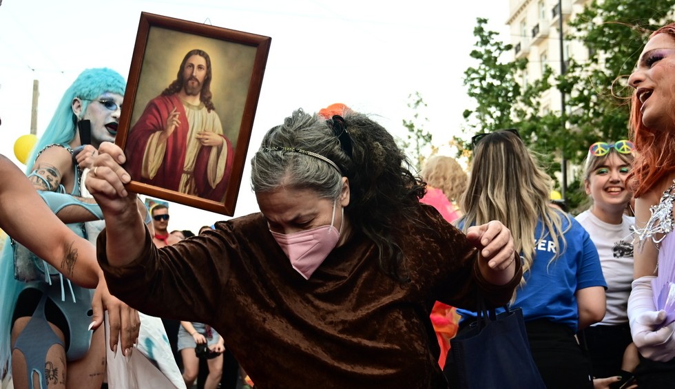 A generic square placeholder image with rounded corners in a figure.