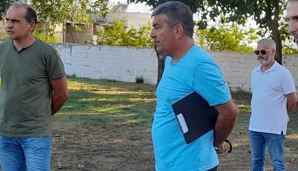 A generic square placeholder image with rounded corners in a figure.