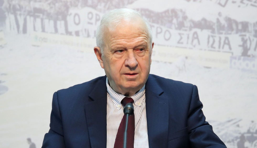 Μ’ έναν σμπάρο… Τρία τρυγόνια! Έργο Θανάση Κατσαρή. Χριτς, χρατς…