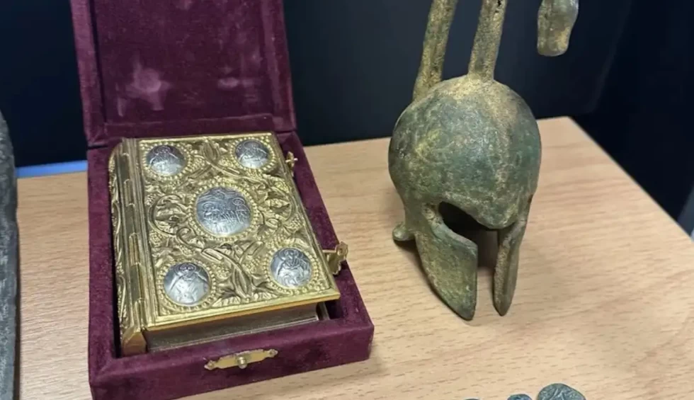 A generic square placeholder image with rounded corners in a figure.