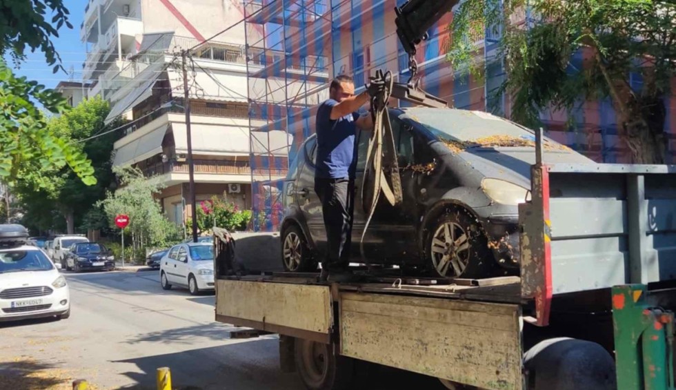 A generic square placeholder image with rounded corners in a figure.