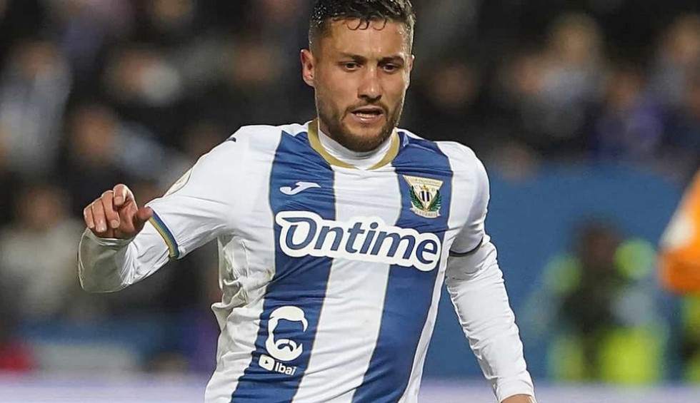 A generic square placeholder image with rounded corners in a figure.