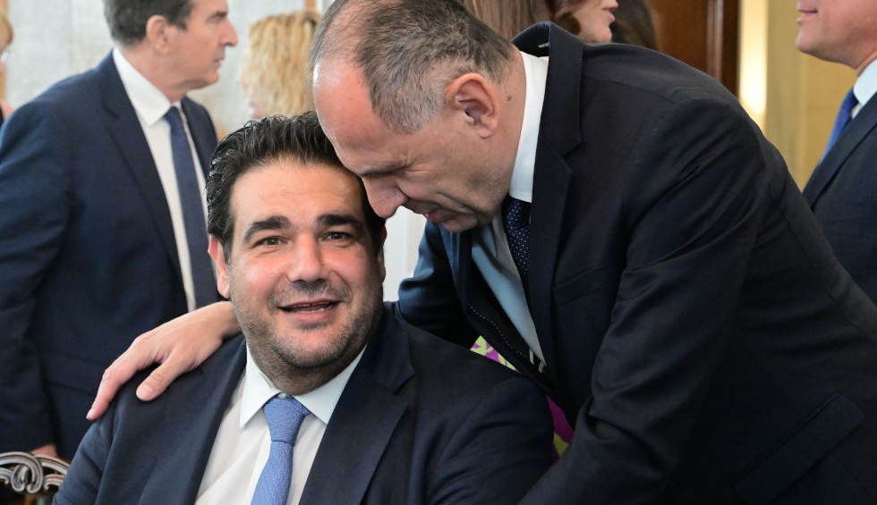 A generic square placeholder image with rounded corners in a figure.