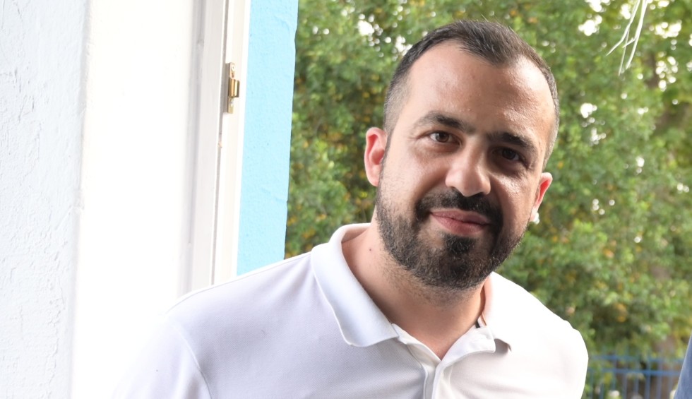 A generic square placeholder image with rounded corners in a figure.