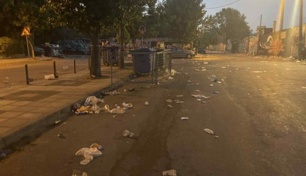 A generic square placeholder image with rounded corners in a figure.