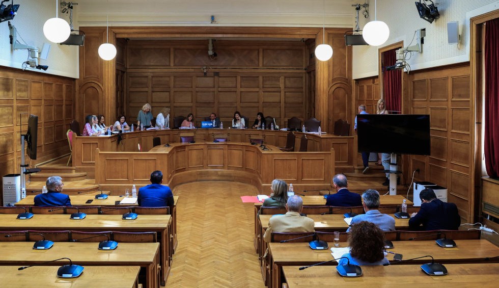 A generic square placeholder image with rounded corners in a figure.