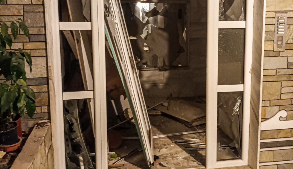 A generic square placeholder image with rounded corners in a figure.