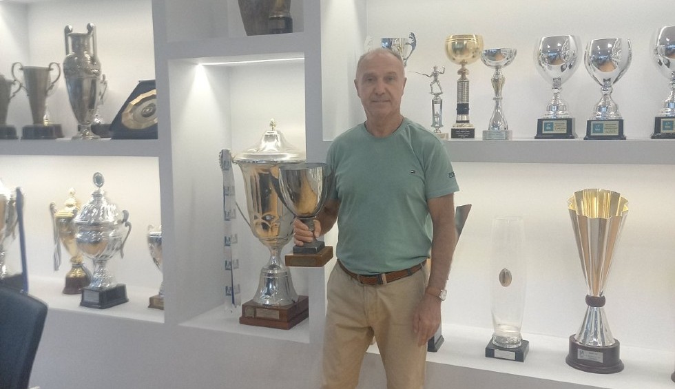 A generic square placeholder image with rounded corners in a figure.