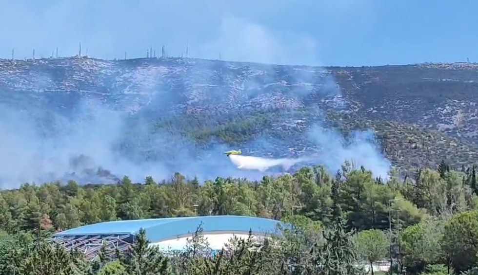 A generic square placeholder image with rounded corners in a figure.