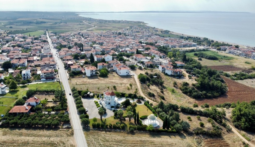 A generic square placeholder image with rounded corners in a figure.