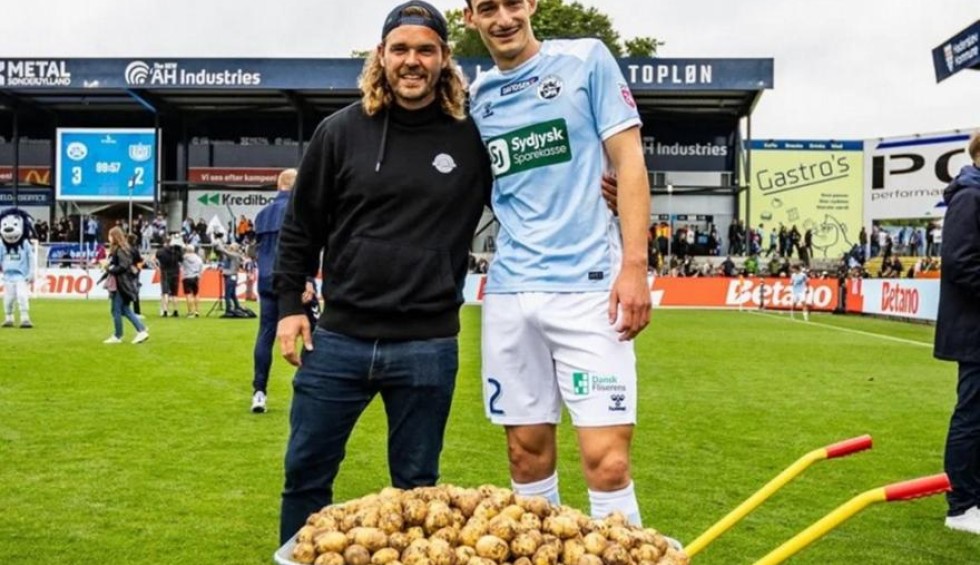 A generic square placeholder image with rounded corners in a figure.