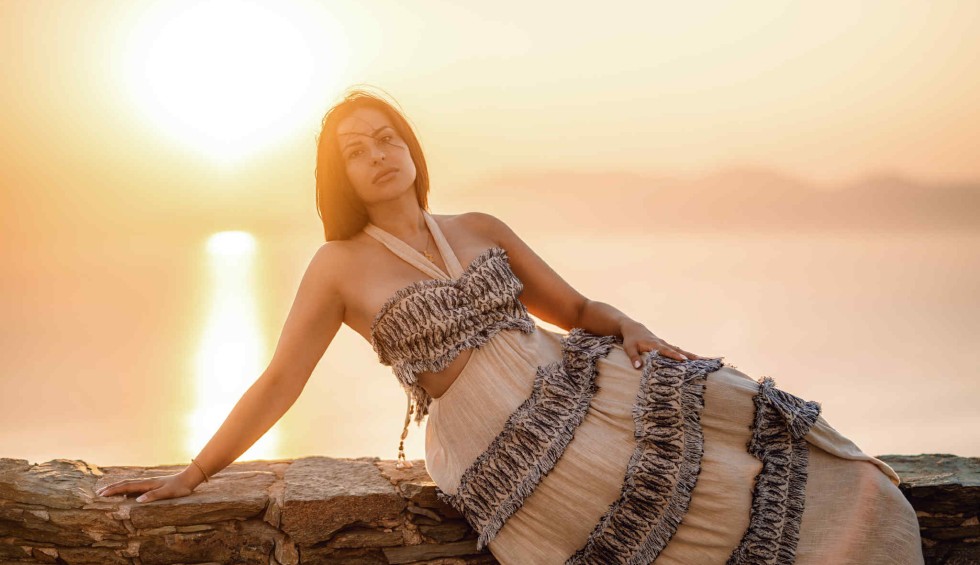 A generic square placeholder image with rounded corners in a figure.