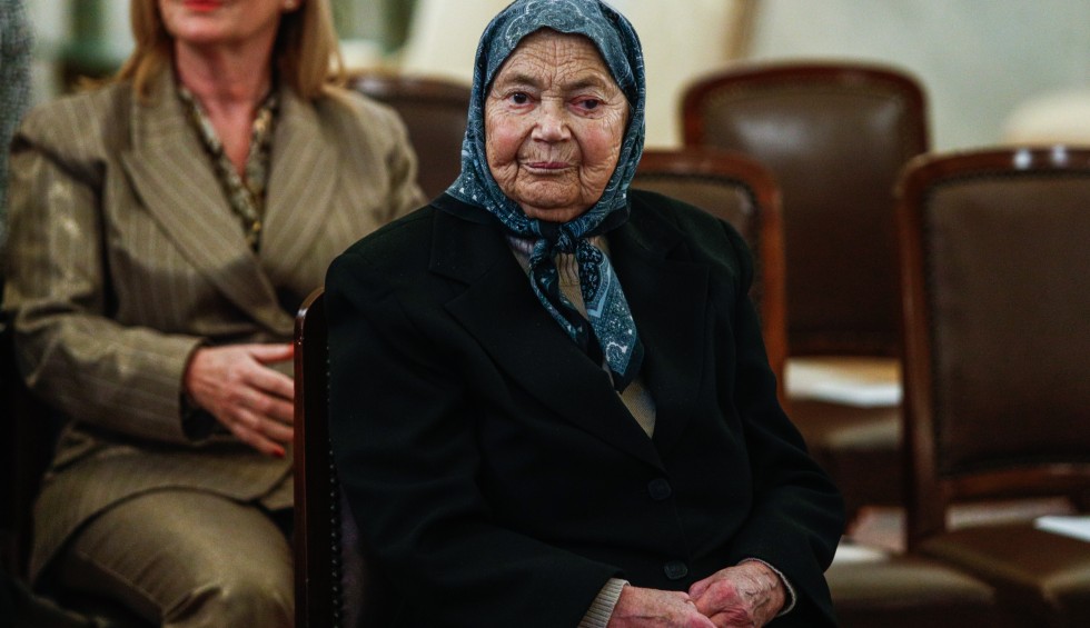 A generic square placeholder image with rounded corners in a figure.