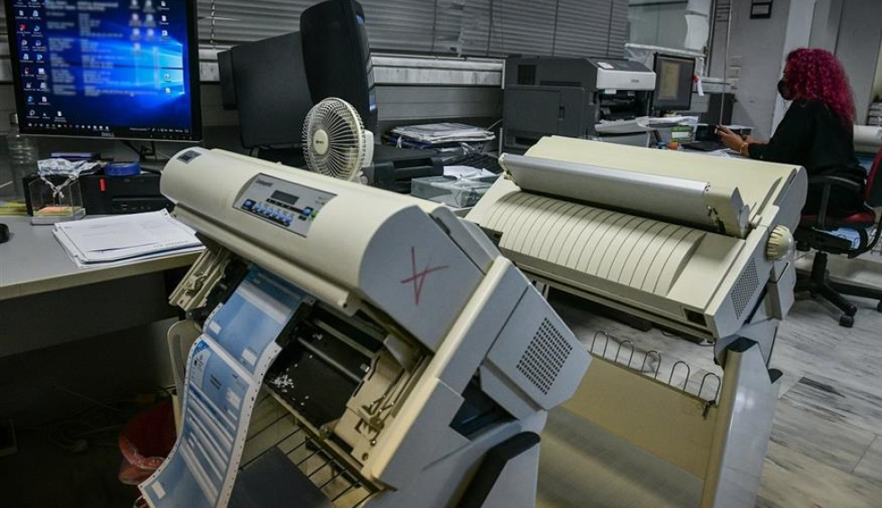 A generic square placeholder image with rounded corners in a figure.