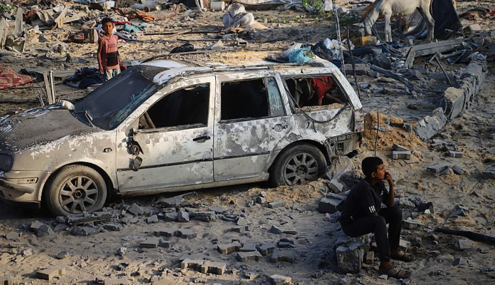 A generic square placeholder image with rounded corners in a figure.