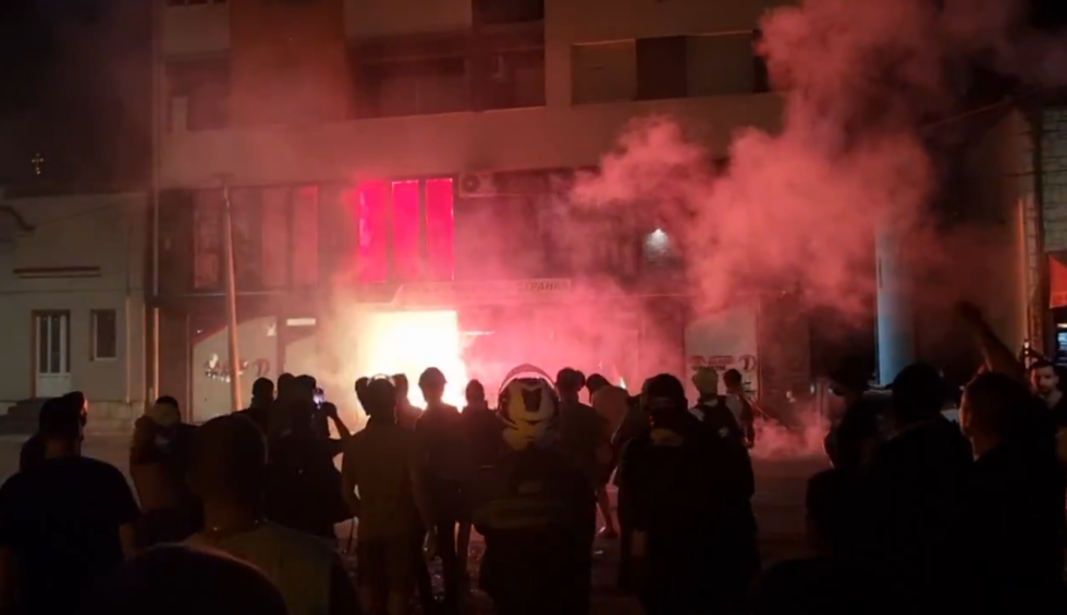 A generic square placeholder image with rounded corners in a figure.