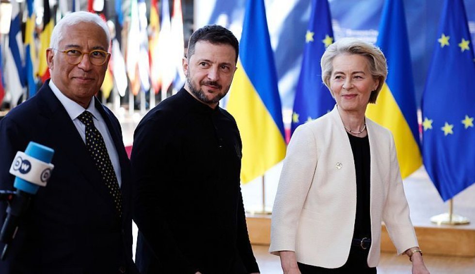 A generic square placeholder image with rounded corners in a figure.