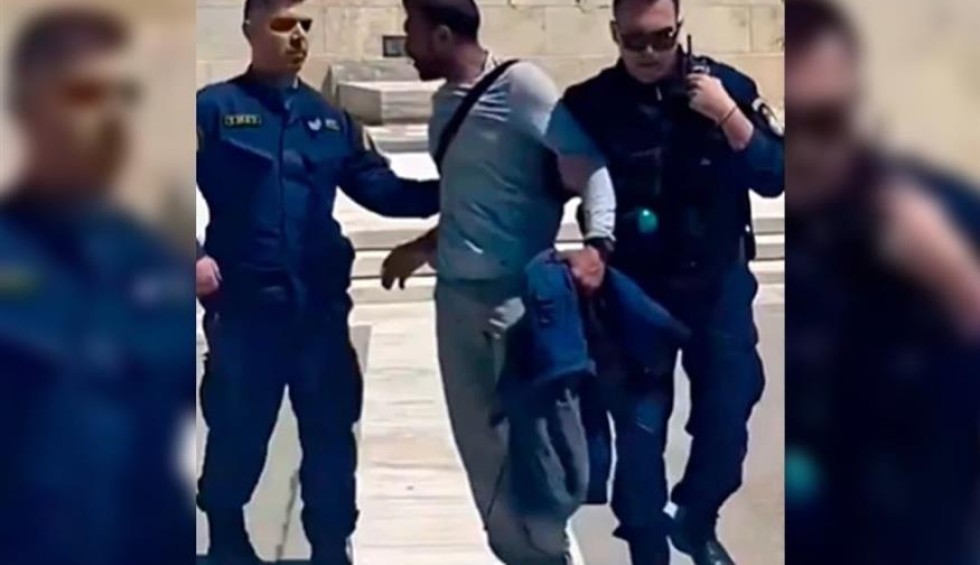 A generic square placeholder image with rounded corners in a figure.