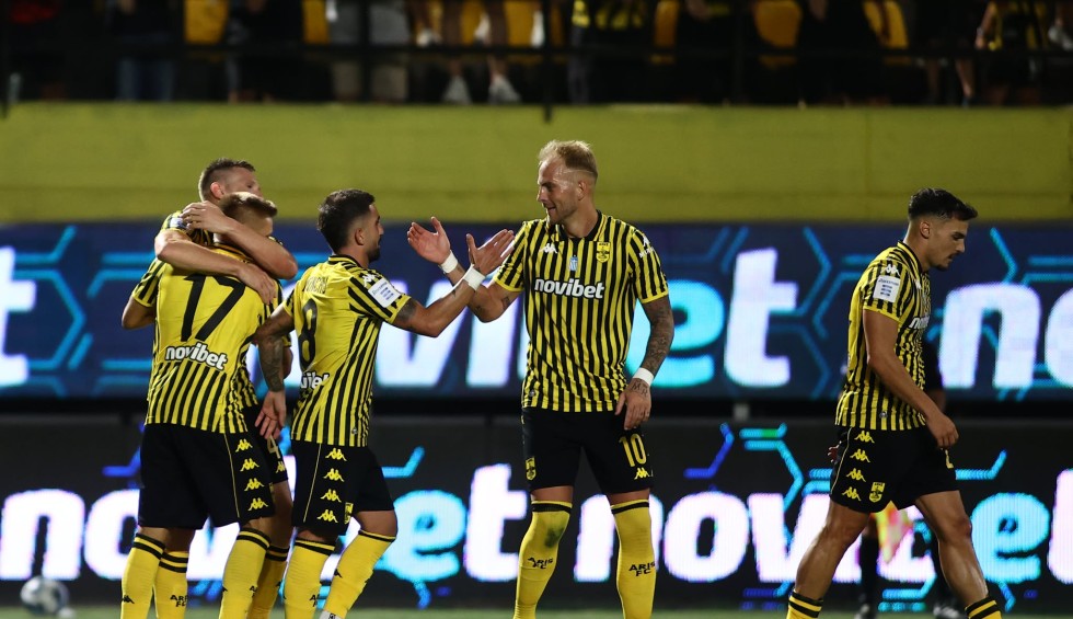 Ο θίασος άλλαξε, αλλά το χειροκρότημα καθυστερεί