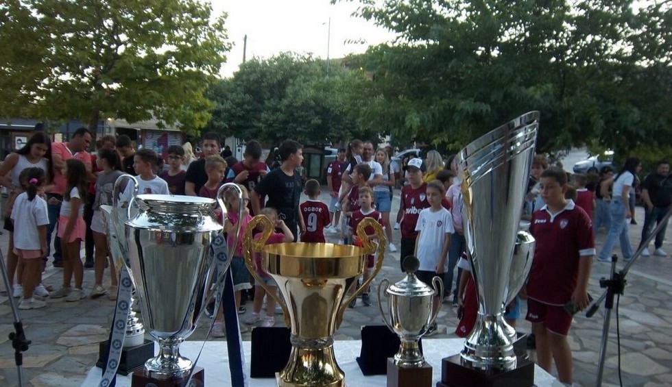 A generic square placeholder image with rounded corners in a figure.