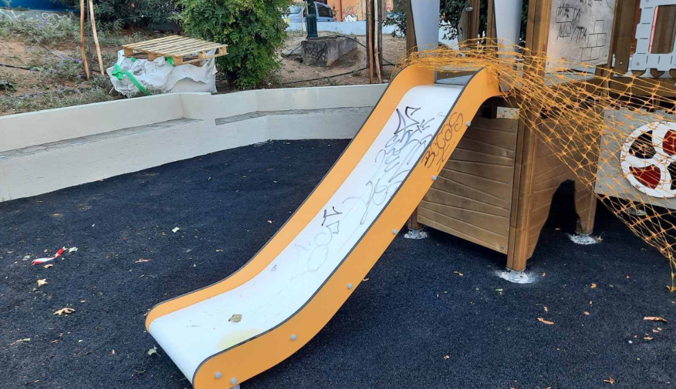 A generic square placeholder image with rounded corners in a figure.