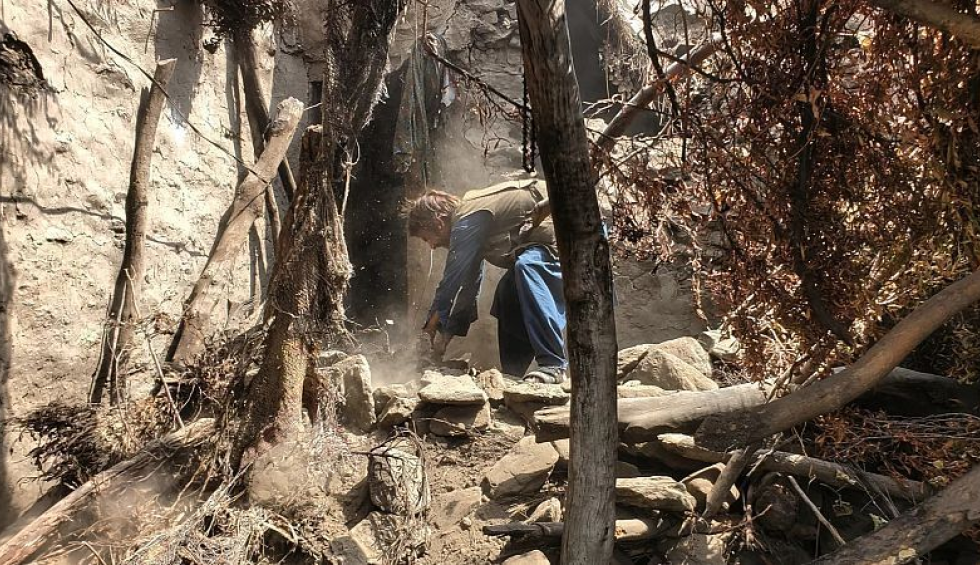 A generic square placeholder image with rounded corners in a figure.