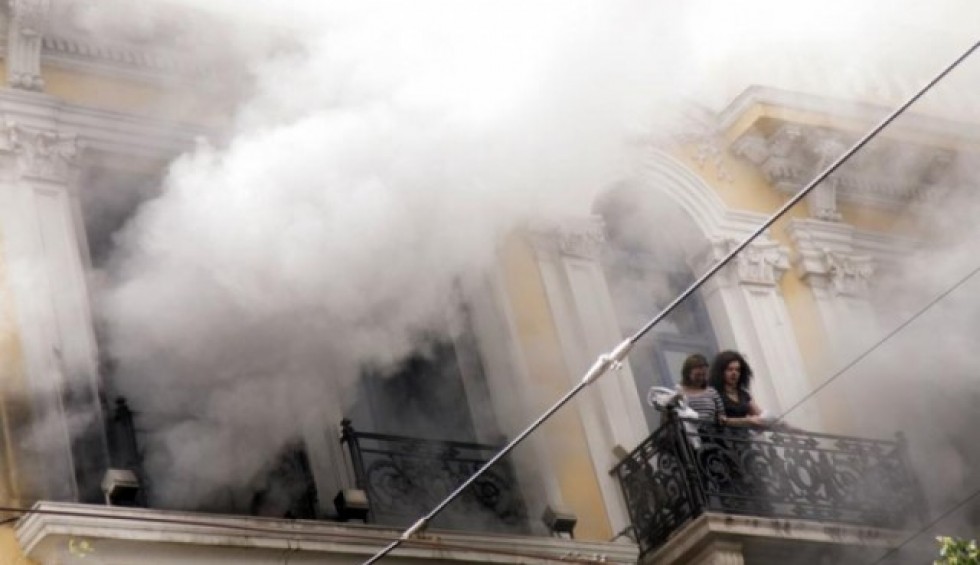 A generic square placeholder image with rounded corners in a figure.