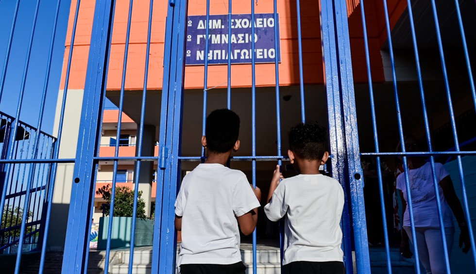 A generic square placeholder image with rounded corners in a figure.