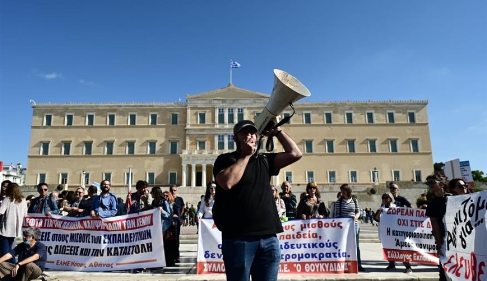 A generic square placeholder image with rounded corners in a figure.