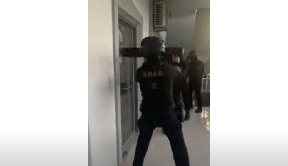 A generic square placeholder image with rounded corners in a figure.