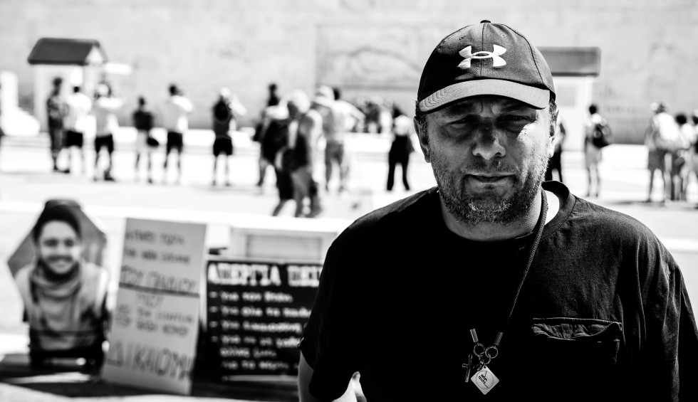 A generic square placeholder image with rounded corners in a figure.