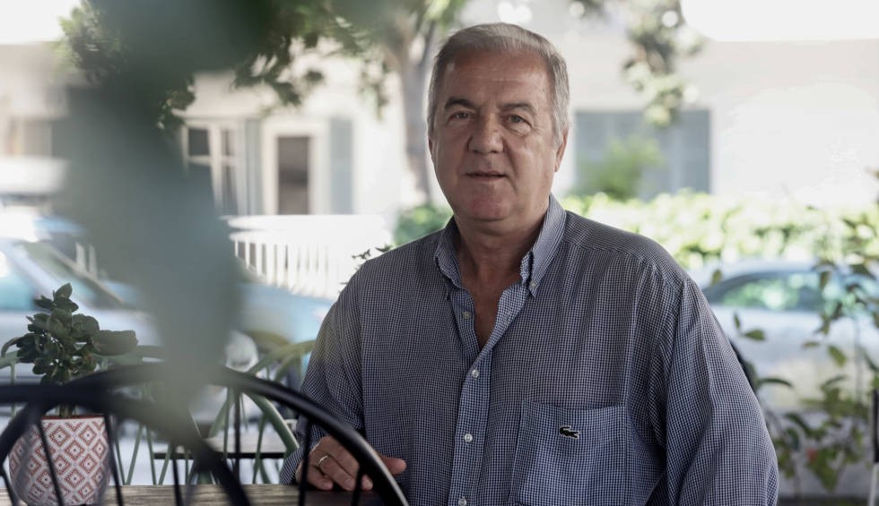 A generic square placeholder image with rounded corners in a figure.