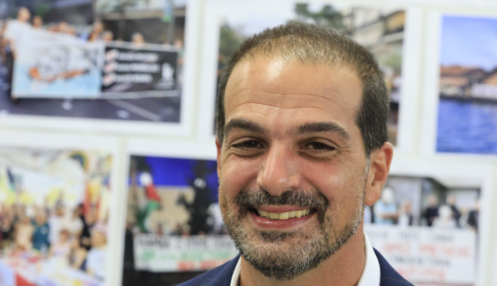 A generic square placeholder image with rounded corners in a figure.