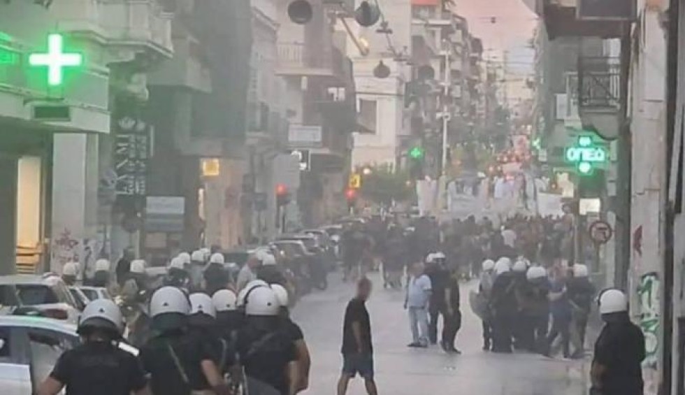 A generic square placeholder image with rounded corners in a figure.