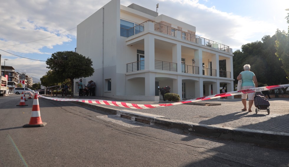 A generic square placeholder image with rounded corners in a figure.