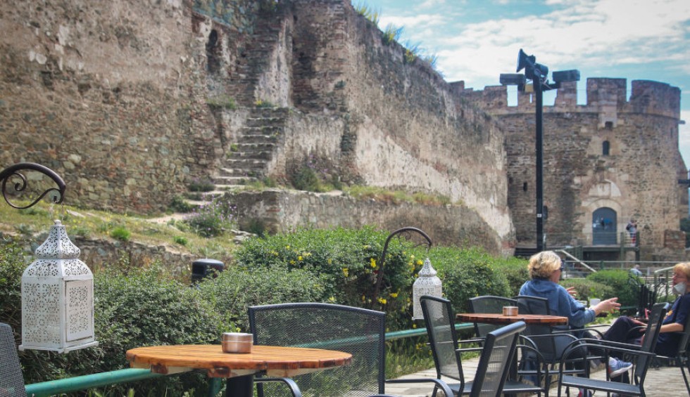 A generic square placeholder image with rounded corners in a figure.