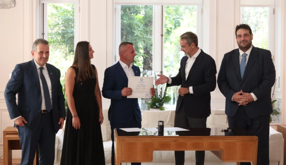 A generic square placeholder image with rounded corners in a figure.