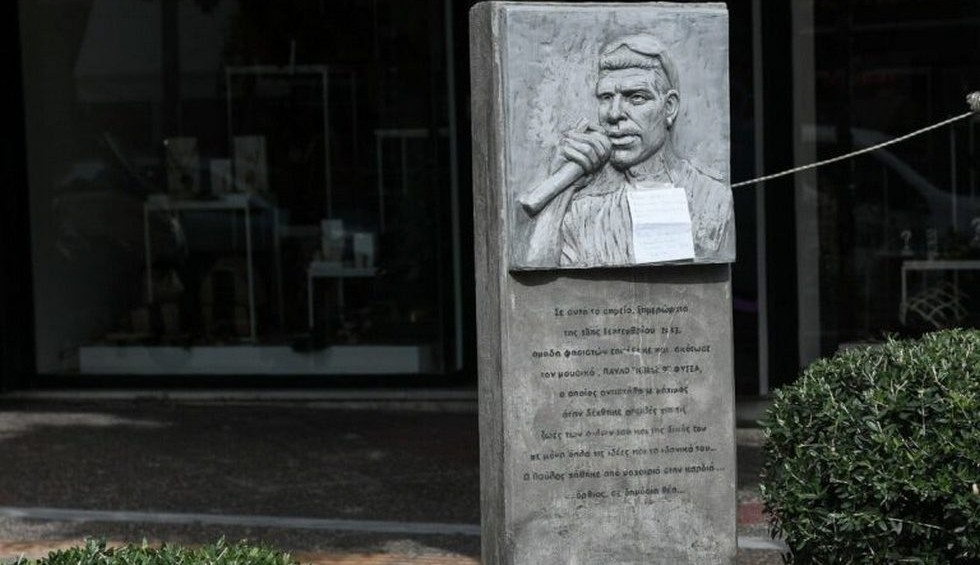 A generic square placeholder image with rounded corners in a figure.