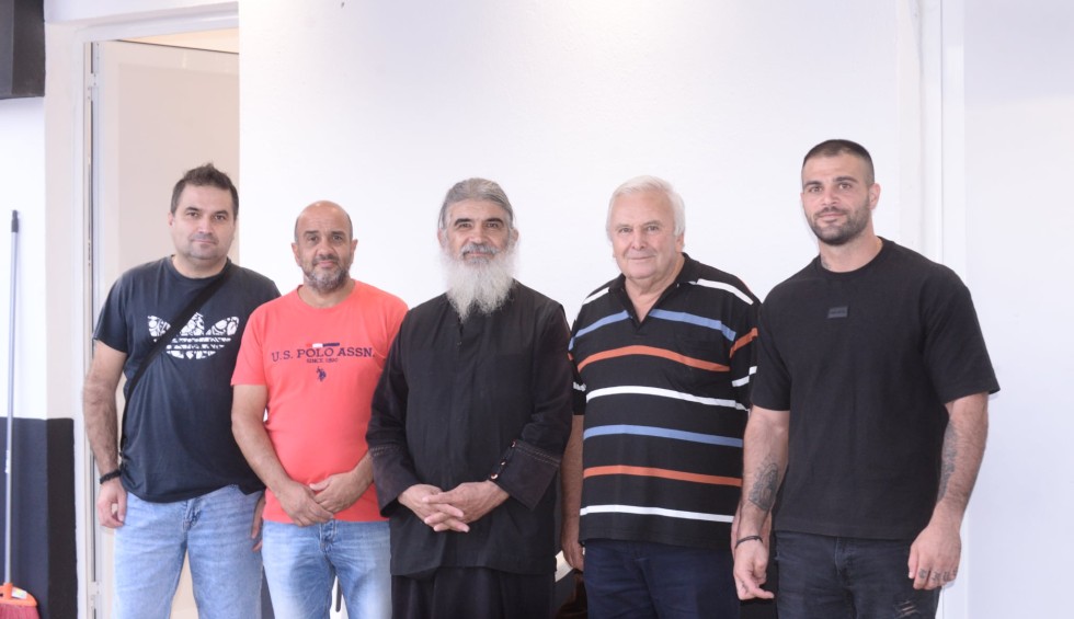 A generic square placeholder image with rounded corners in a figure.