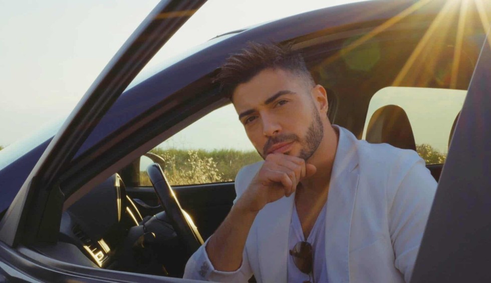 A generic square placeholder image with rounded corners in a figure.