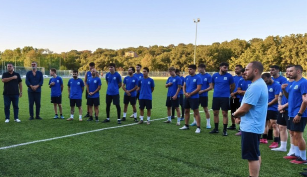 A generic square placeholder image with rounded corners in a figure.