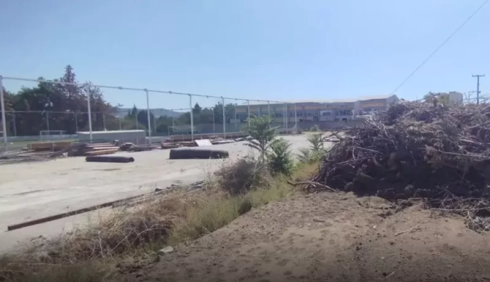 A generic square placeholder image with rounded corners in a figure.