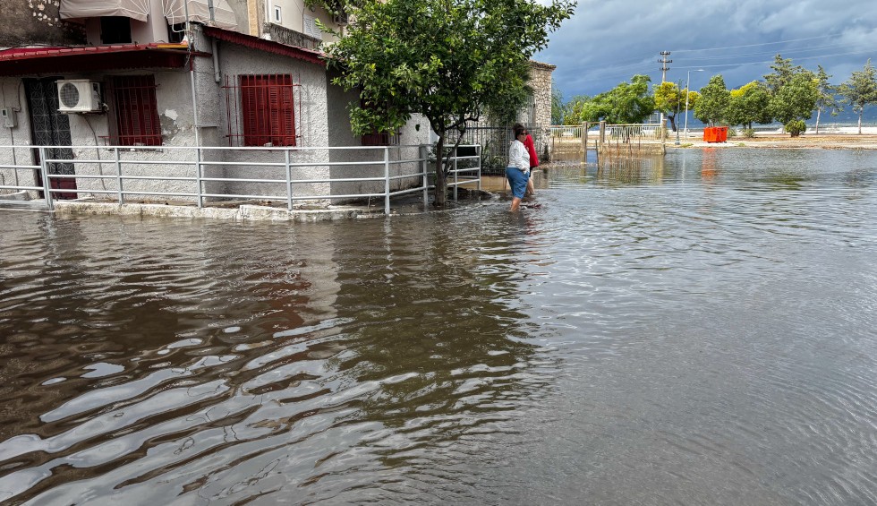 A generic square placeholder image with rounded corners in a figure.