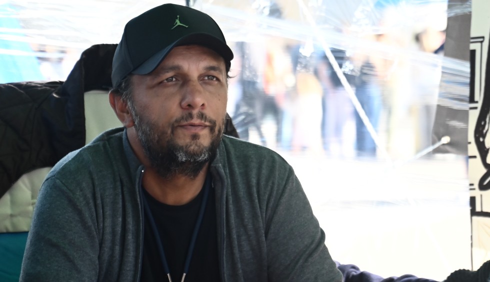 A generic square placeholder image with rounded corners in a figure.