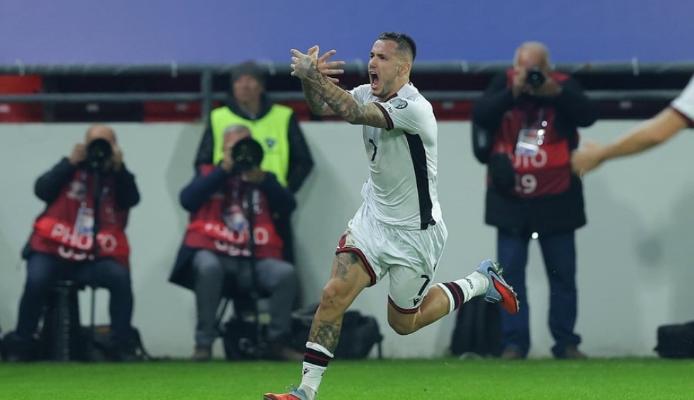 A generic square placeholder image with rounded corners in a figure.