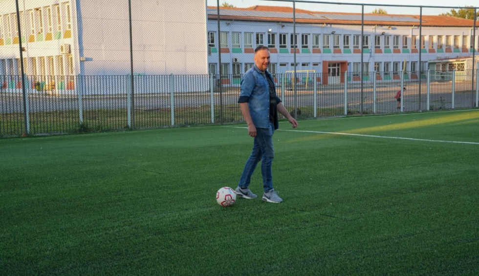 A generic square placeholder image with rounded corners in a figure.